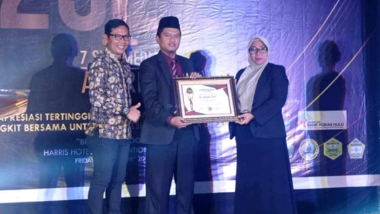 Kepala SD Aisyiyah Slawi Raih Penghargaan The Best Islamic School in Greating Superior Human Resource of The Year 2022